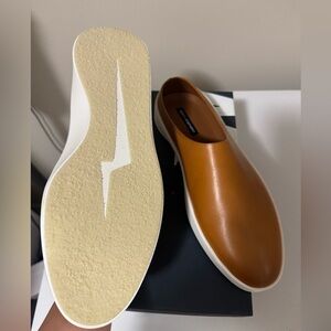 Wolf and Shepherd cruise mule in honey men’s size 12